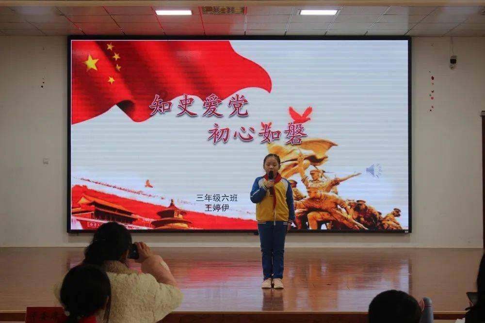 乘坐高铁时哪些食物是不建议食用的？如果遇到有人吃味道大的食物你会怎么做？游戏画面